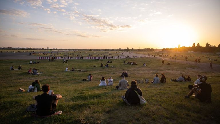 Wohnungspolitik: Tempelhofer Feld: Wegner für Bürgerbefragung bei Wahl 2026