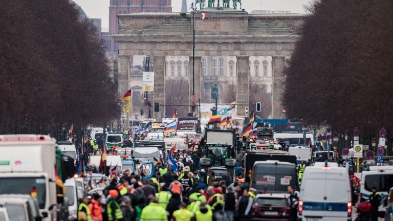 Verkehr: Traktoren sammeln sich für Demo am Brandenburger Tor