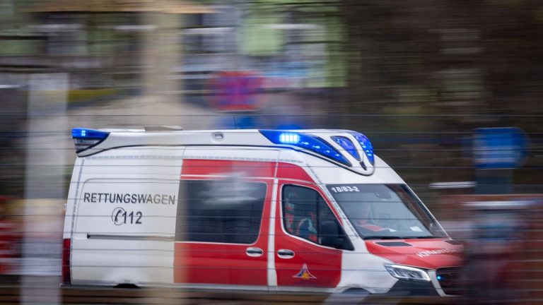 Landkreis Ludwigslust-Parchim: Autos schleudern auf A24 in Leitplanken – drei Verletzte