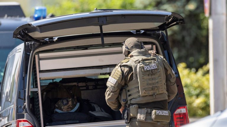 SEK-Einsatz: Randalierer zielt mit Schusswaffe aus Wohnhaus – Festnahme