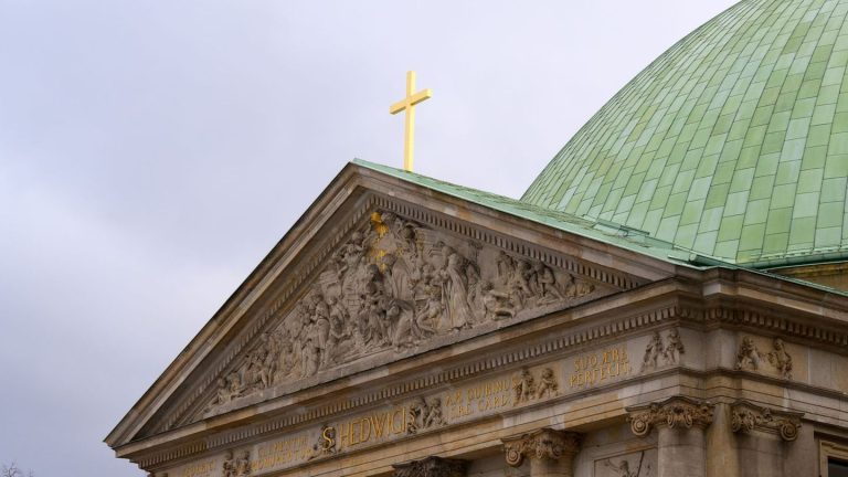 Bedeutende Kirche: Sankt Hedwigs-Kathedrale wird nach Sanierung wieder eröffnet