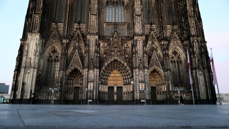 Polizei: Herrenlose Tasche: Domplatte in Köln zeitweise gesperrt