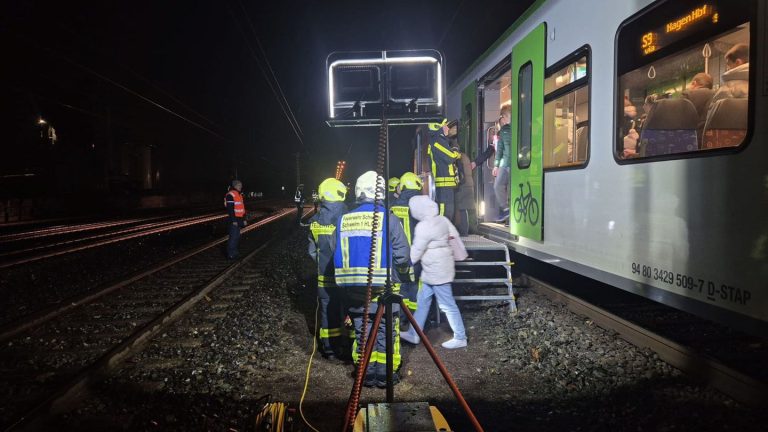 Bahn: Feuerwehr holt auf freier Strecke über 100 Reisende aus Zug