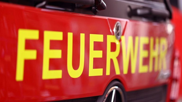 Brand: Feuerwehr entdeckt Leiche bei Löscharbeiten