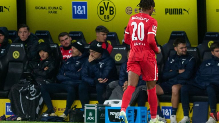 Fußball-Bundesliga: Schuster sauer nach Adamu-Rot – Freiburg schwach beim BVB