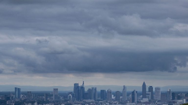 Milde Temperaturen: Wolken, Wind und Regen zum Wochenstart