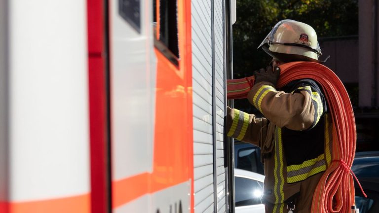 Feuerwehreinsatz: Mann will sein Auto trocknen und fackelt Wagen ab