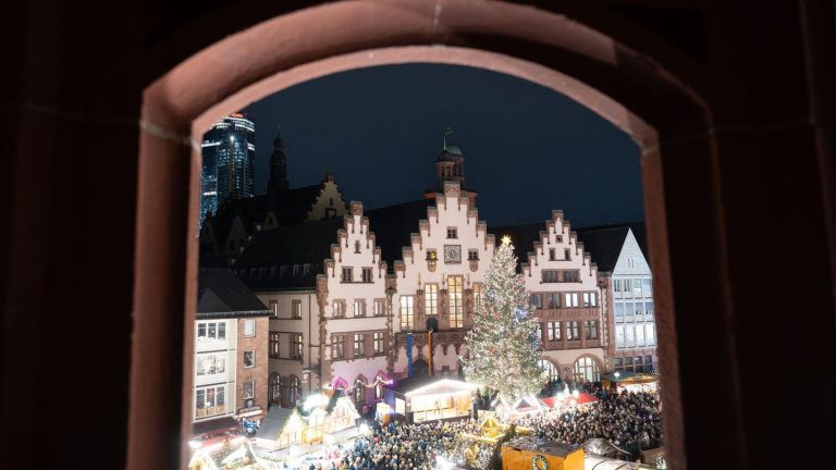 Traditionen: „Florian“ leuchtet: Frankfurter Weihnachtsmarkt eröffnet