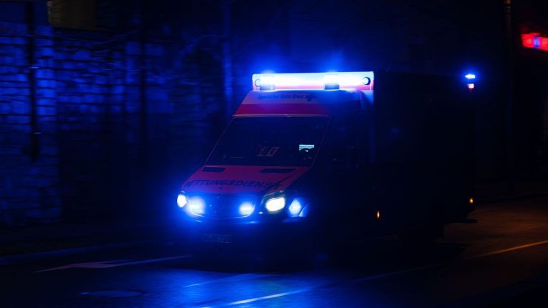 Unfälle: Lkw kippt auf der A9 um – Vollsperrung in Richtung München