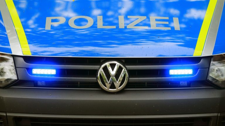 Unfall: Alkohol am Steuer: Autofahrerin kollidiert mit Teermaschine