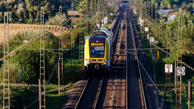 Oberleitung beschädigt: Rheintalbahn bei Freiburg nach Sperrung wieder offen