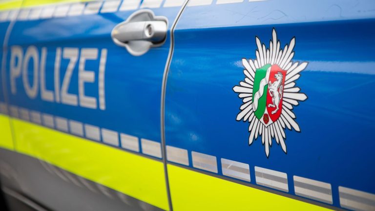 Unfälle: Vier Menschen bei Unfall in Moers verletzt