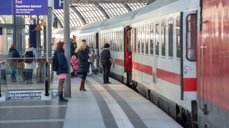 Verbraucher: Bahn, Ladekabel, Steuern – was sich im Dezember ändert