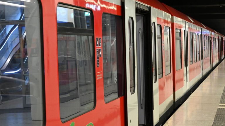 S-Bahnunfall: Tödlicher Unfall: Mann fällt zwischen S-Bahn und Bahnsteig