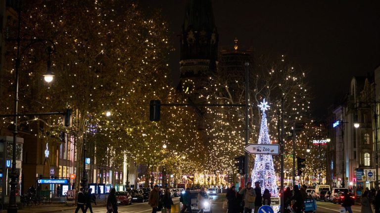 Adventszeit: Kurfürstendamm erstrahlt in festlicher Weihnachtsbeleuchtung