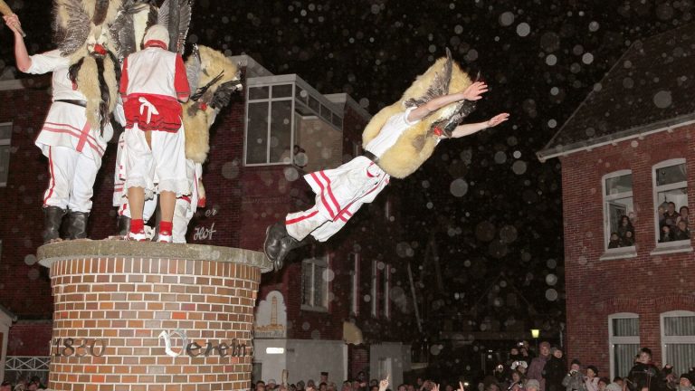 Ostfriesisches Brauchtum: Frauen schlagen als Volksfest? – Inseltradition in Kritik