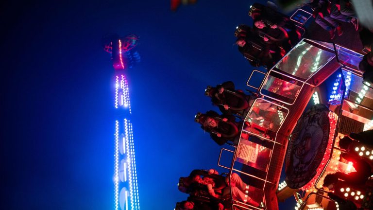 Nordrhein-Westfalen: Mann steuert Auto über Kirmes in Soest