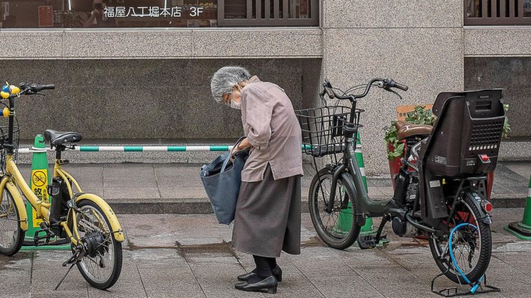 Japans Demografieproblem: Wie Puppen ein Dorf vor Einsamkeit und Überalterung retten (oder auch nicht)