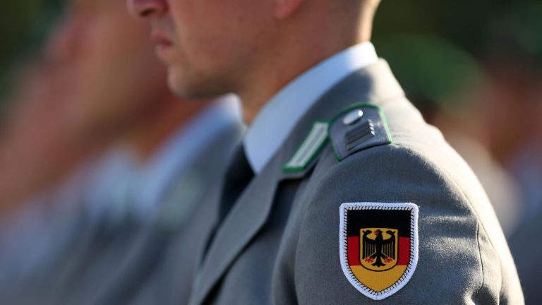 Bundeswehr: 825 Millionen für Ausgeh-Uniformen? Streit um Prioritäten der Truppe