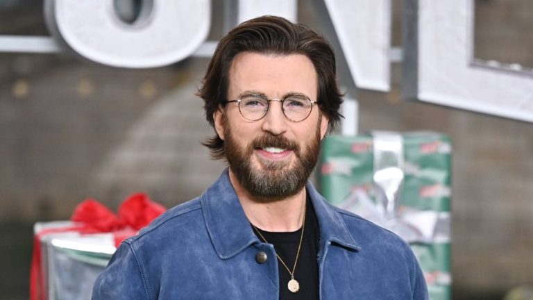 Marvel-Star: „Captain America“ wird zum Hipster-Lehrer: Chris Evans überrascht mit neuem Look