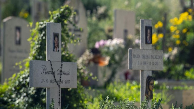 Makabre Vorliebe: Mann stahl jahrelang Hunderte Fotos verstorbener Frauen von Friedhöfen in Rom