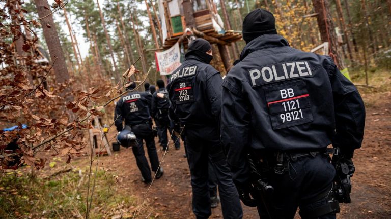 Grünheide: Polizei löst Tesla-Protestcamp komplett auf