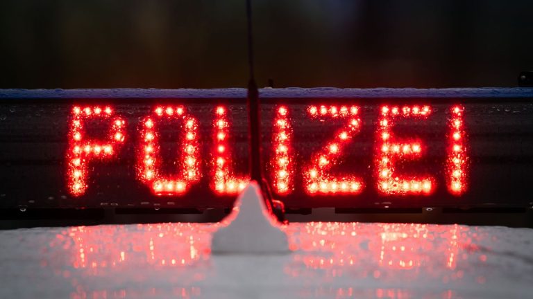 Polizeieinsatz: Mann durch Schüsse schwer verletzt – Mordkommission vor Ort