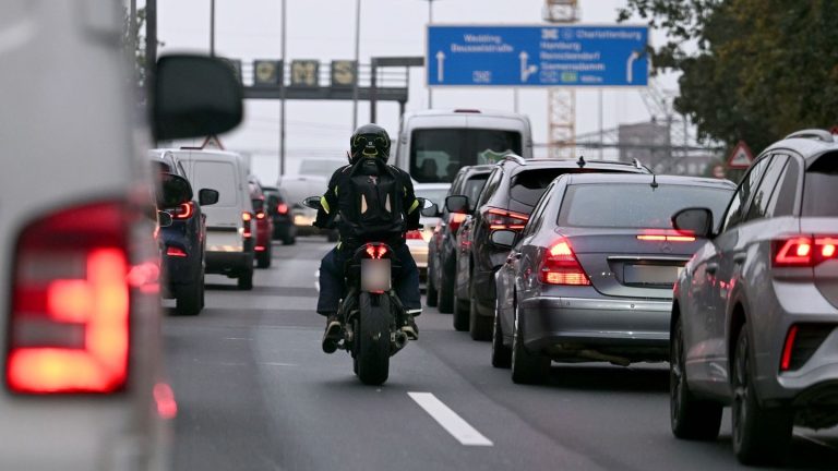 Verkehr in der Weihnachtszeit: Volle Straßen in Berlin vor Ferienbeginn