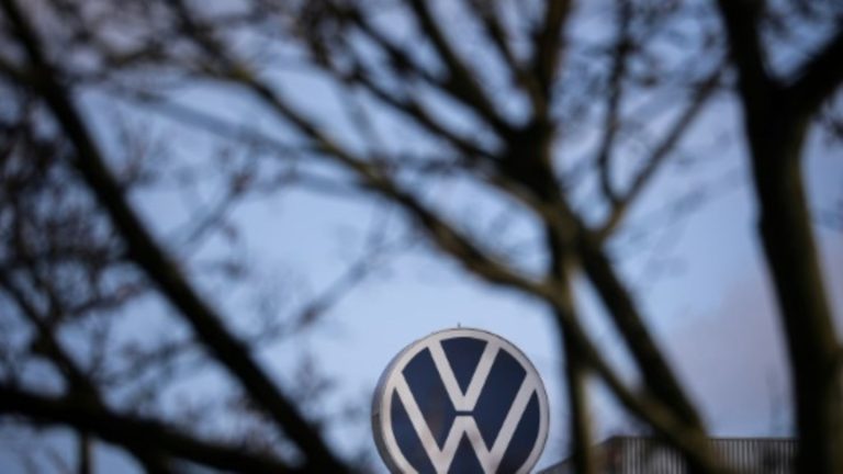 Tarifeinigung bei VW: Autobauer streicht Jobs – Werke bleiben vorerst erhalten