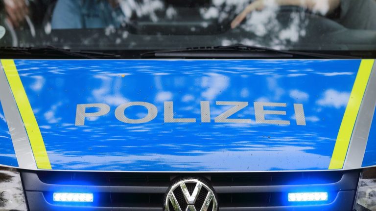 Kriminalität: Flucht vor Polizei: Mann rast mit Auto davon