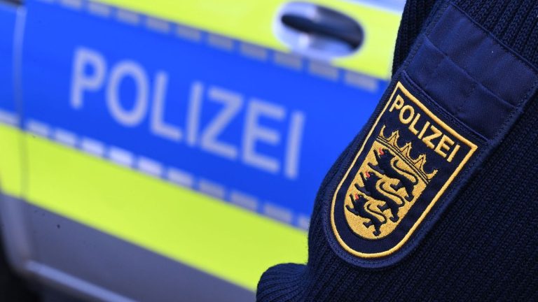 Villingen-Schwenningen: Mann fährt mit Auto in drei parkende Autos