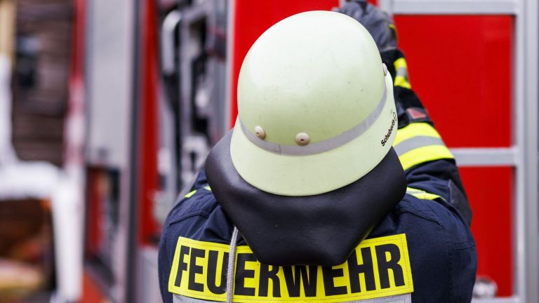 Brände: Feuerwehr rettet fünf Menschen aus brennendem Haus