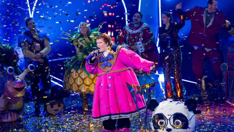 Fernsehen: Pokal für den Panda: Sängerin Loi gewinnt „Masked Singer“