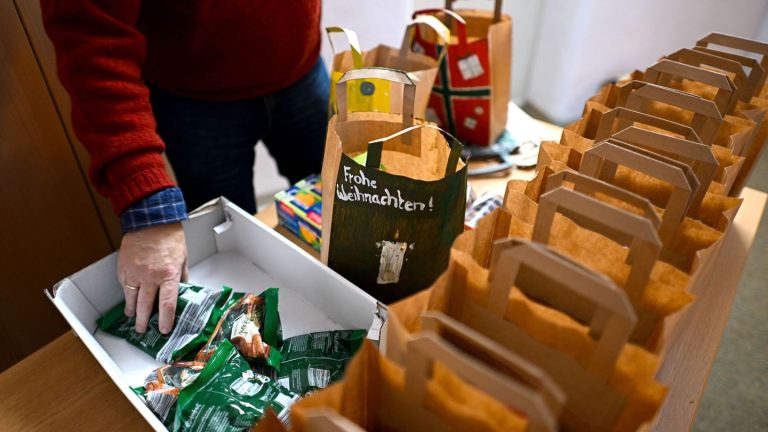 Geschenke im Knast: Weihnachtstüten für Gefangene in Bremen