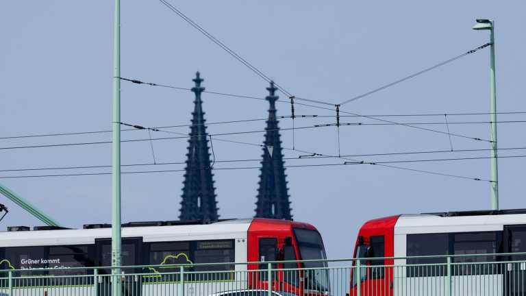 Großeinsatz der Feuerwehr: Nach Brand in Kölner U-Bahn: Störungen behoben