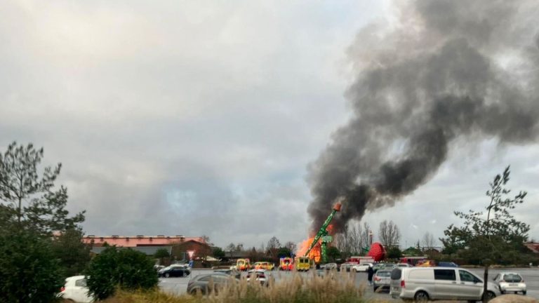 Traktorbahn in Flammen: Technischer Defekt führte zu Feuer in „Karls Erlebnis-Dorf“