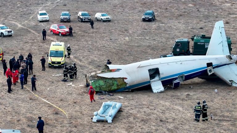 Viele Menschen haben überlebt: 38 Tote bei Flugzeugabsturz in Kasachstan – Ursache unklar