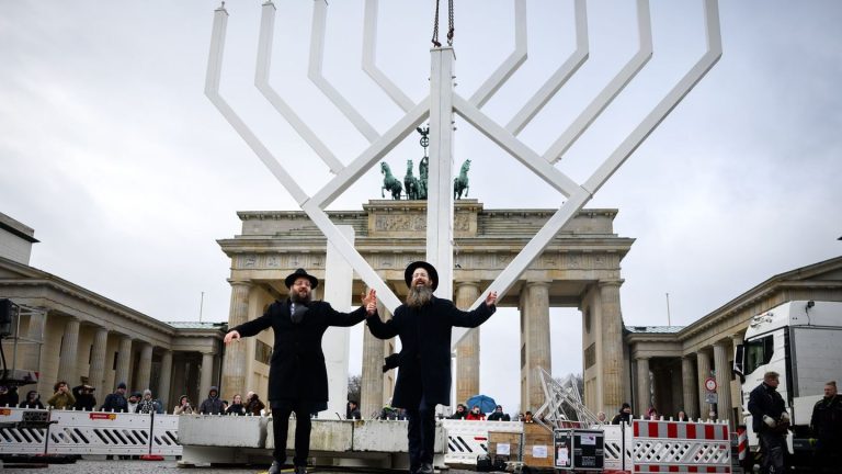 Jüdisches Lichterfest: Chanukka beginnt mit Leuchter vor dem Brandenburger Tor