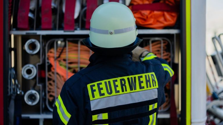 Brände: Feuer beim Kochen – Zwei Verletzte und 150.000 Euro Schaden