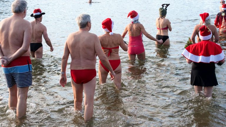 Alle Jahre wieder: 4,1 Grad Wassertemperatur – Berliner machen Weihnachtsbaden