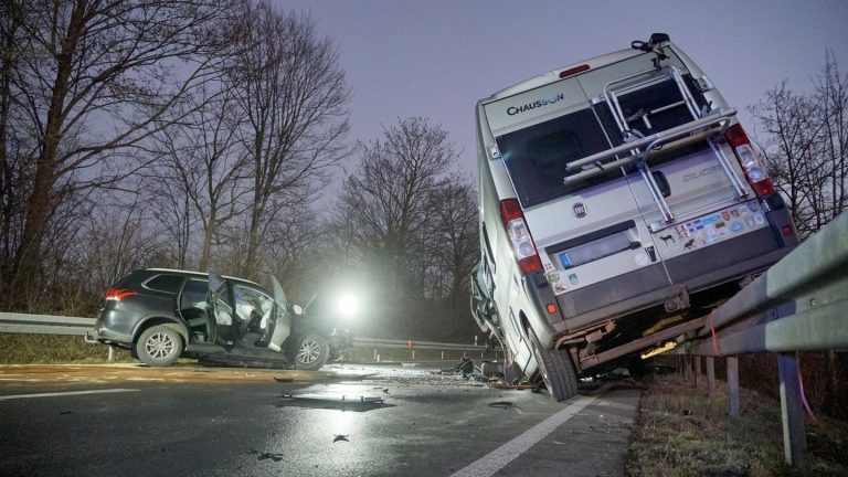 Unfälle: Auto stößt mit Wohnmobil zusammen – sechs Verletzte