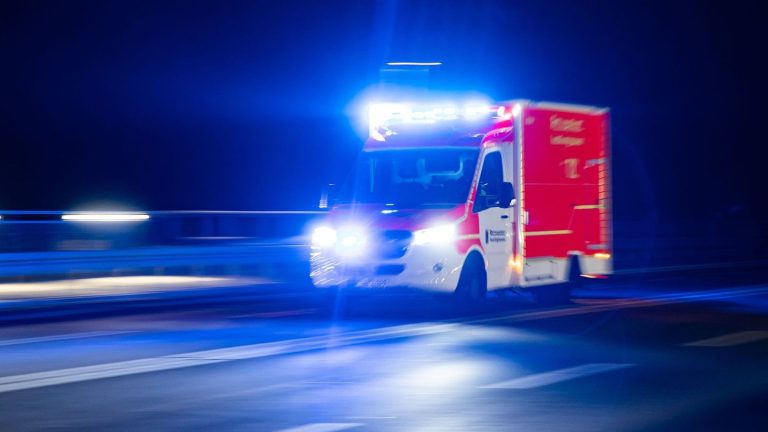 Bielefeld: Mann wird bei Unfall aus Auto geschleudert – Lebensgefahr