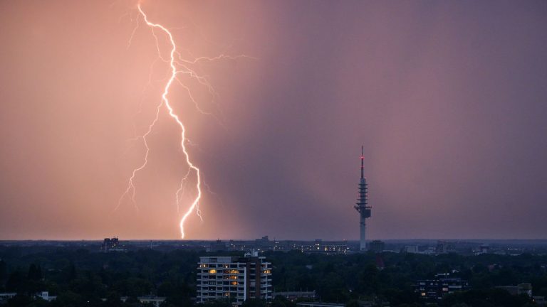 Gewitter im Jahr 2024: Statistik: Mehr als 223.000 Blitze über Niedersachsen