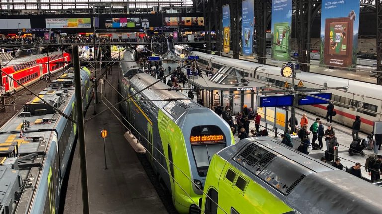 Zugverkehr im Norden: Zug bleibt bei Tornesch liegen – Ausfälle und Verspätungen