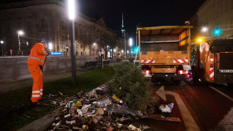 Jahreswechsel: 500 BSR-Beschäftigte räumen Silvestermüll auf