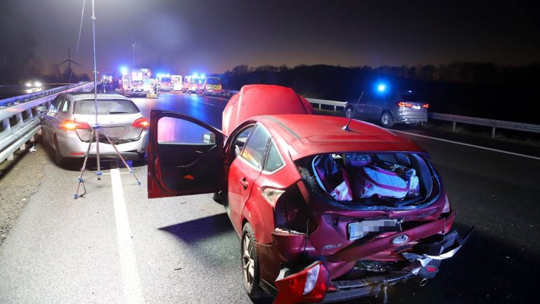 Rettungskräfte im Einsatz: Unfall mit zwölf Fahrzeugen auf A7 – Leichtverletzte