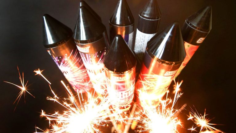 Raketen und Böller: Feuerwerk vor Silvester: Polizei rückt wegen Knallerei aus