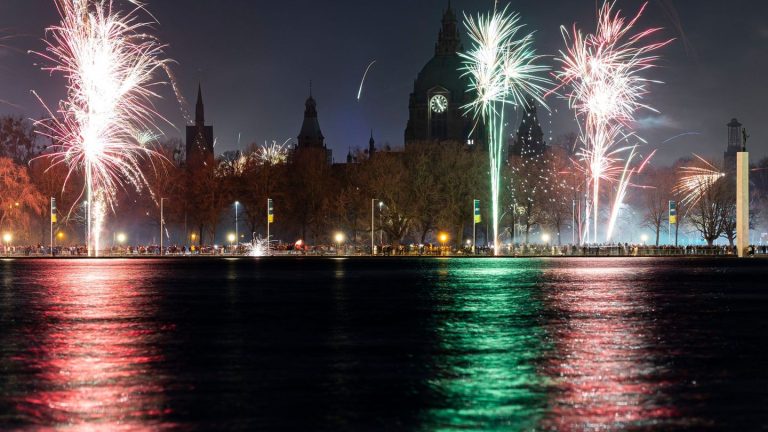 Wind und Wolken: Durchwachsenes Silvesterwetter in Niedersachsen und Bremen