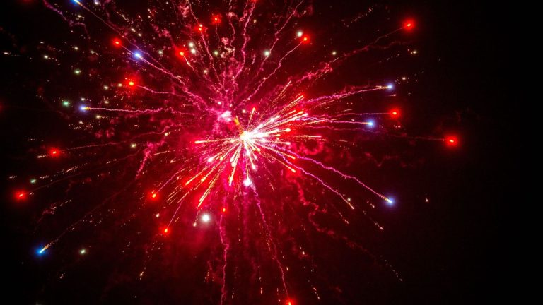 Feuerwerk: Kinder werfen Böller durch offenes Fenster in Haus