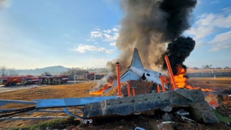 Flugzeug mit 181 Menschen an Bord stürzt in Südkorea ab – Mindestens 47 Tote